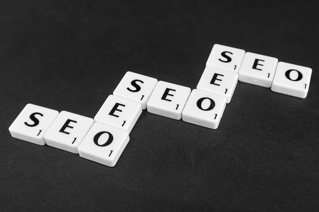 Scrabble-Stücke angeordnet, um SEO zu sagen