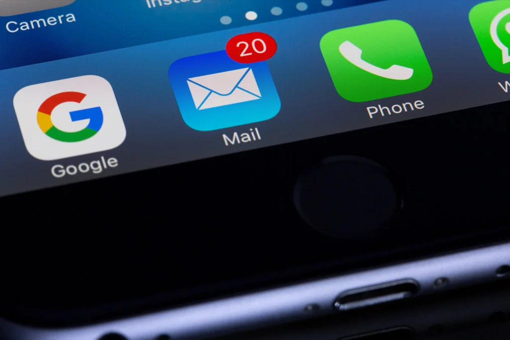 iPhone mit der Mail-App auf dem Dock
