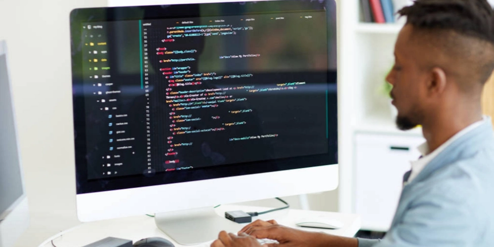 Un développeur travaille sur un projet de développement