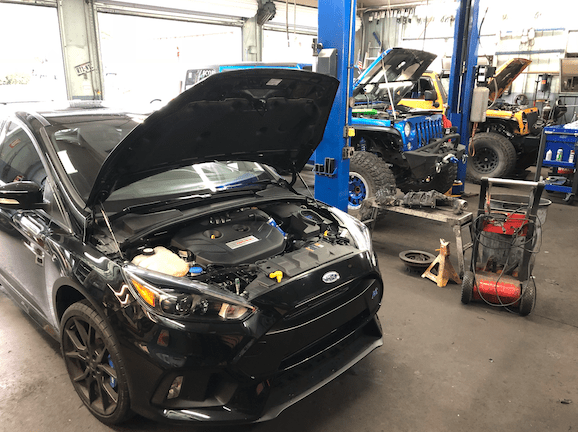 ورشة تصليح السيارات بالسيارات