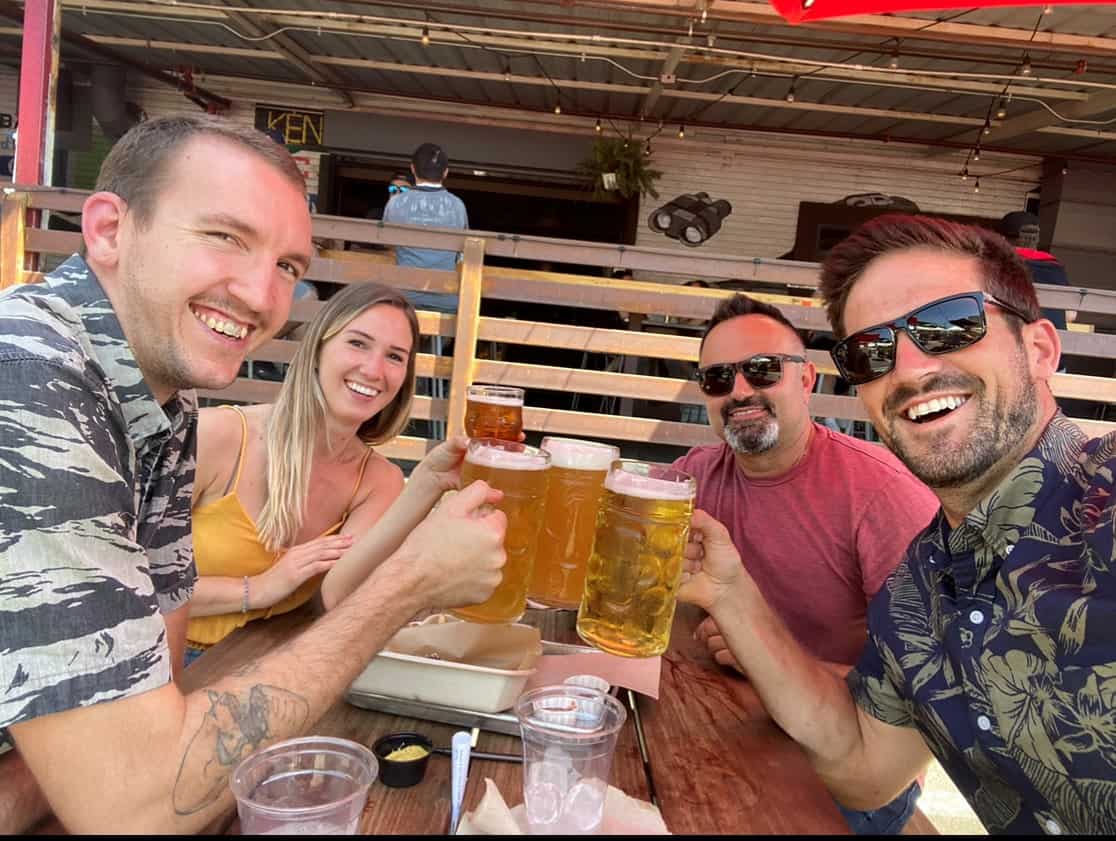 Das Führungsteam des Riviera House feiert im Restaurant