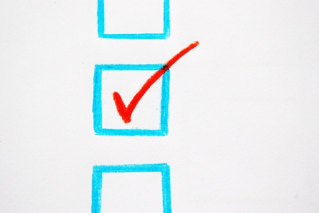 علامة اختيار حمراء تشير إلى خانة اختيار زرقاء