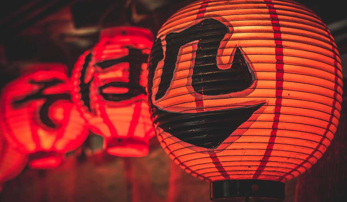 felinarele roșii chinezești înseamnă noroc și noroc.