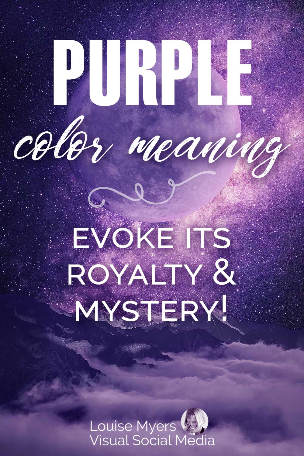 전경에 구름이 있는 달의 신비한 보라색 사진에는 보라색 의미의 텍스트가 있으며 왕족과 신비를 불러일으킵니다.