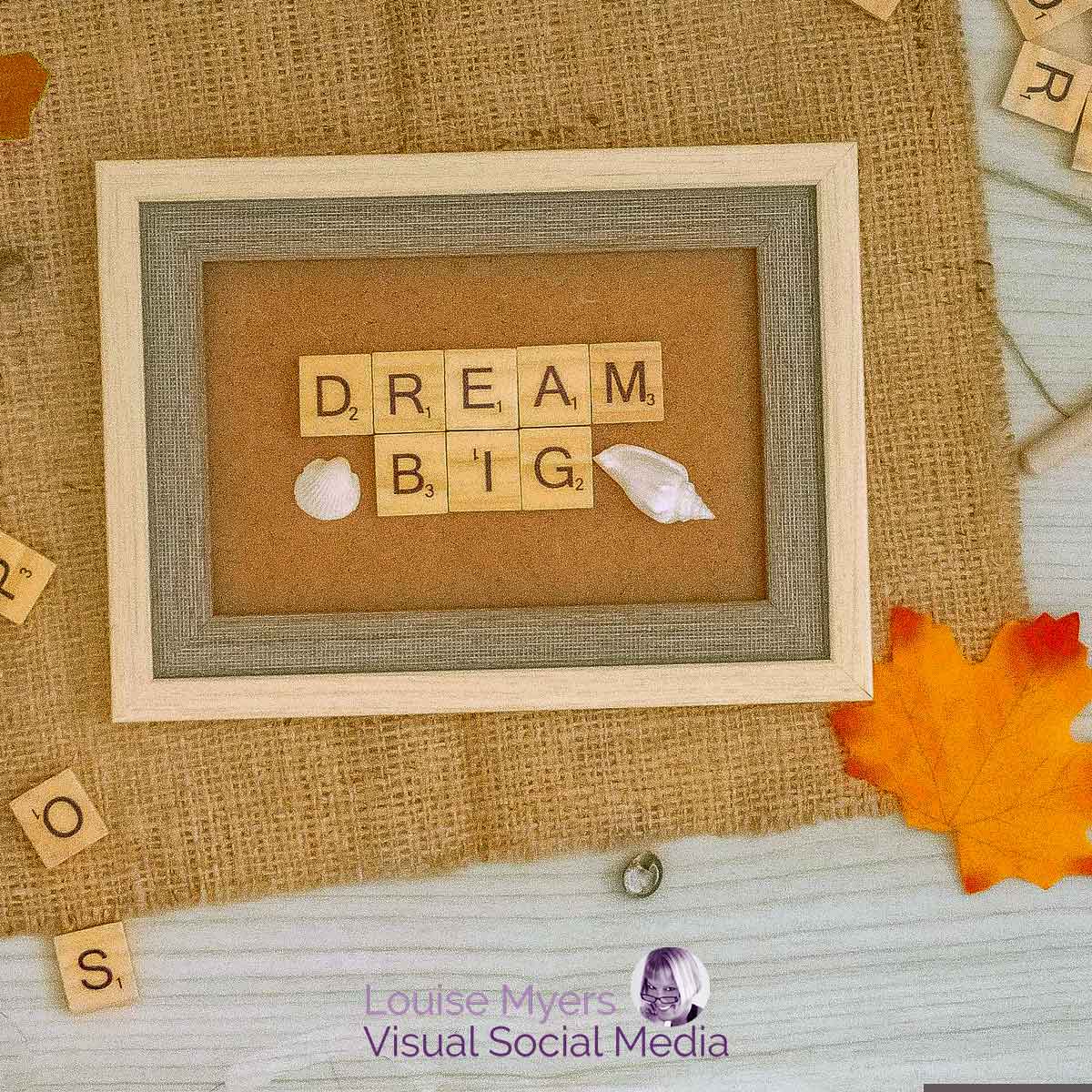 Letterboard auf Sackleinen mit Herbstlaub sagt Dream Big.