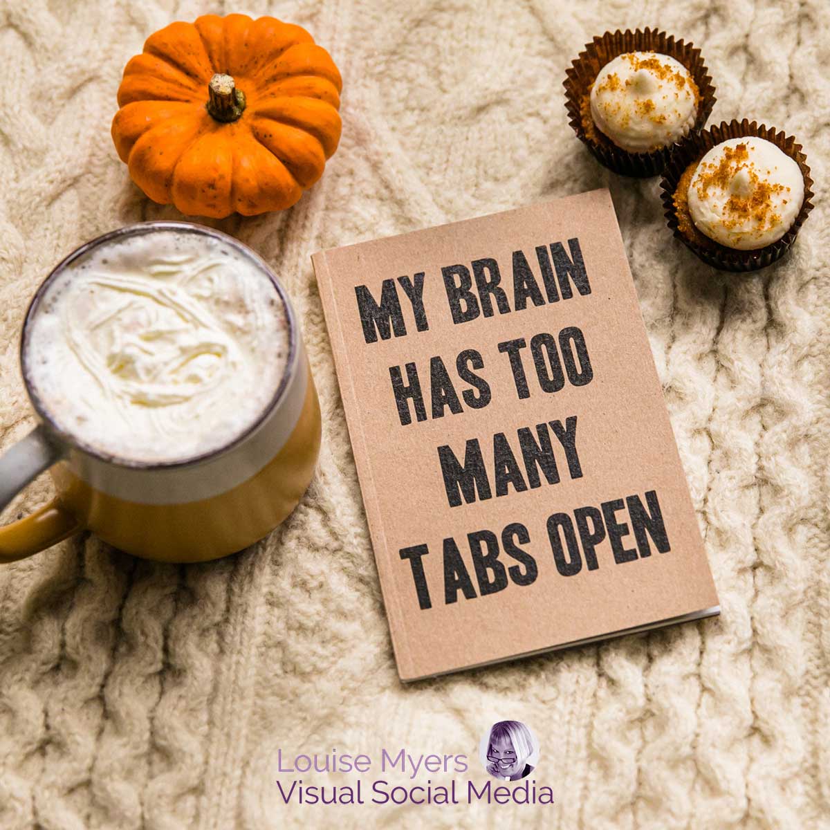 Fallish Flatlay auf beigem Wollpullover-Strick sagt zu viele Laschen offen.