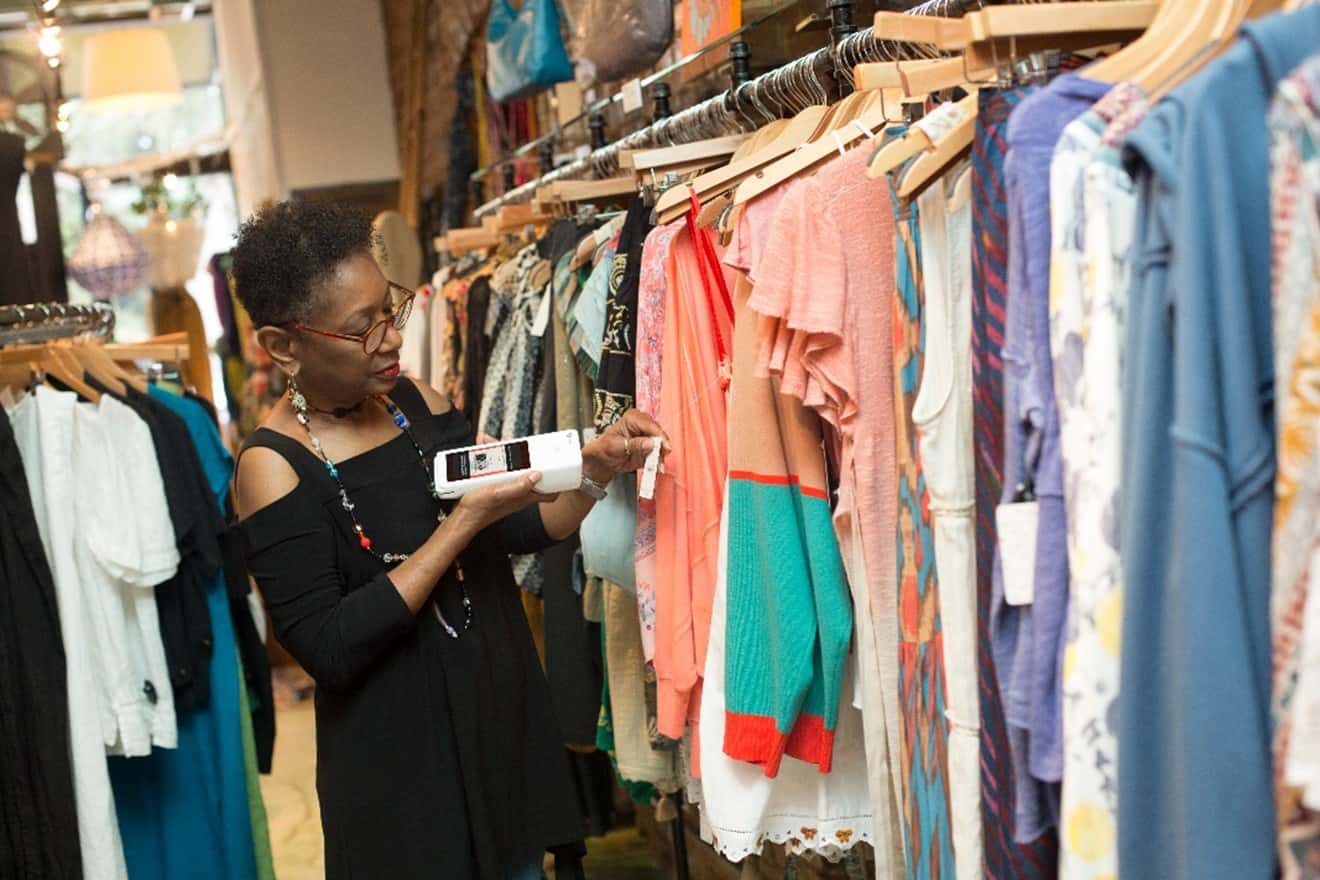 Clover Flex scansiona l'inventario dei negozi dell'usato