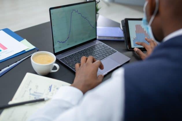 escritorio-portátil-internet-escritura-plan-datos-estadísticas-gráfico