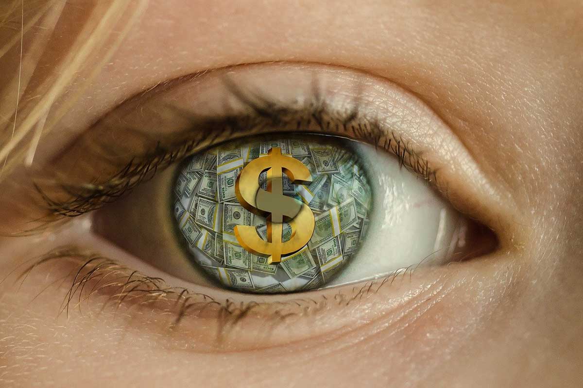 ドル紙幣で作られた緑色の目のクローズアップ。