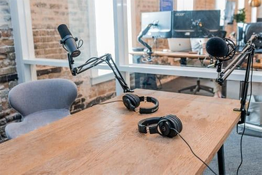 Podcast-gravar-microfone-estúdio-criativo-áudio-vídeo-saas-marketing-canais
