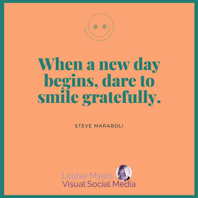 el gráfico de color coral dice sonreír con gratitud.