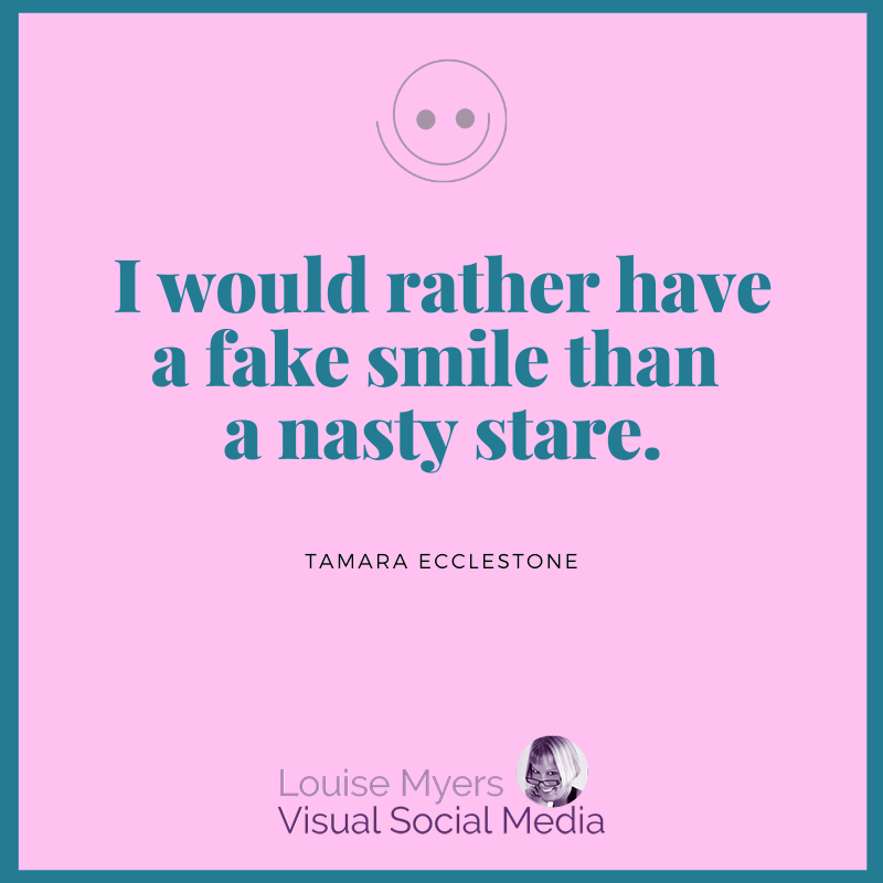 El gráfico de cita rosa dice que la sonrisa falsa supera a la mirada desagradable.