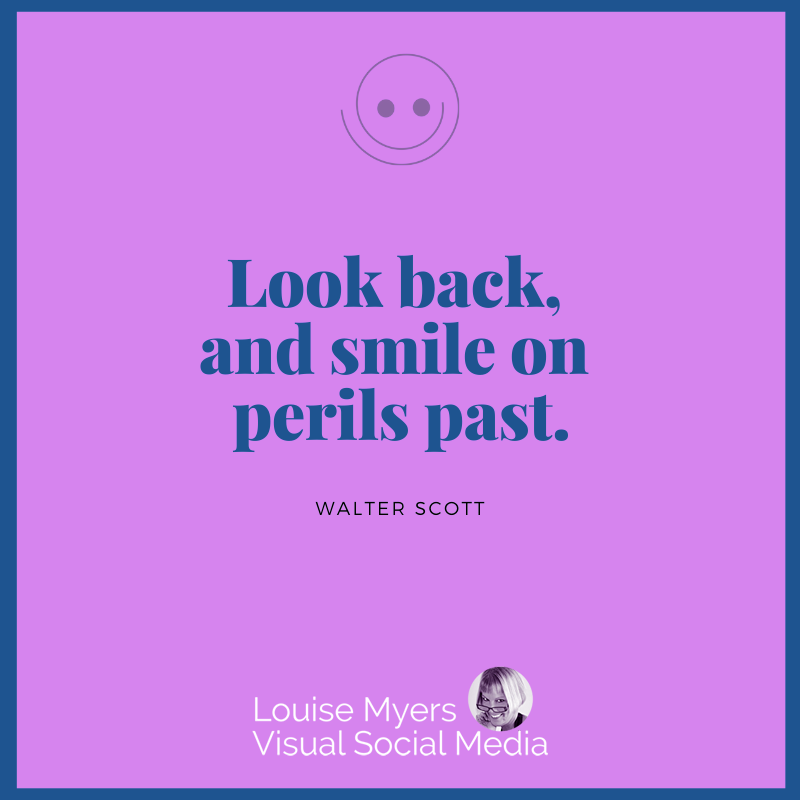 el gráfico de color púrpura dice sonreír ante los peligros del pasado.