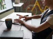 lavoro-desktop-mac-computer-ufficio-casa-virtualizzazione-cloud-computing