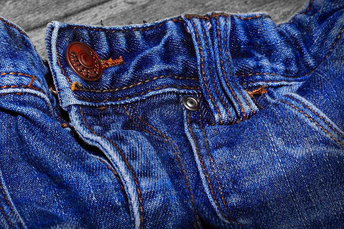 primer plano de jeans azules ligeramente descoloridos.