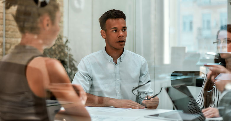 خبير رقمي يشرح فوائد تحسين محركات البحث للمقاولين