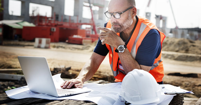 مقاول يراقب استراتيجيات تحسين محركات البحث خارج الصفحة