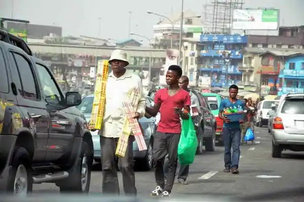 Jovens da Nigéria vendendo nas ruas para sobreviver