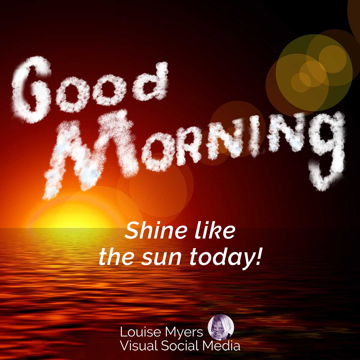 พระอาทิตย์ขึ้นเหนือน้ำพูดว่าอรุณสวัสดิ์ในเมฆและส่องแสงเหมือนดวงอาทิตย์ในวันนี้