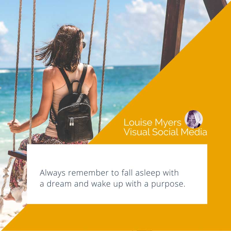 ผู้หญิงที่มองทะเลในเช้าวันสดใสมีคำพูดที่บอกให้ตื่นขึ้นอย่างมีจุดมุ่งหมาย