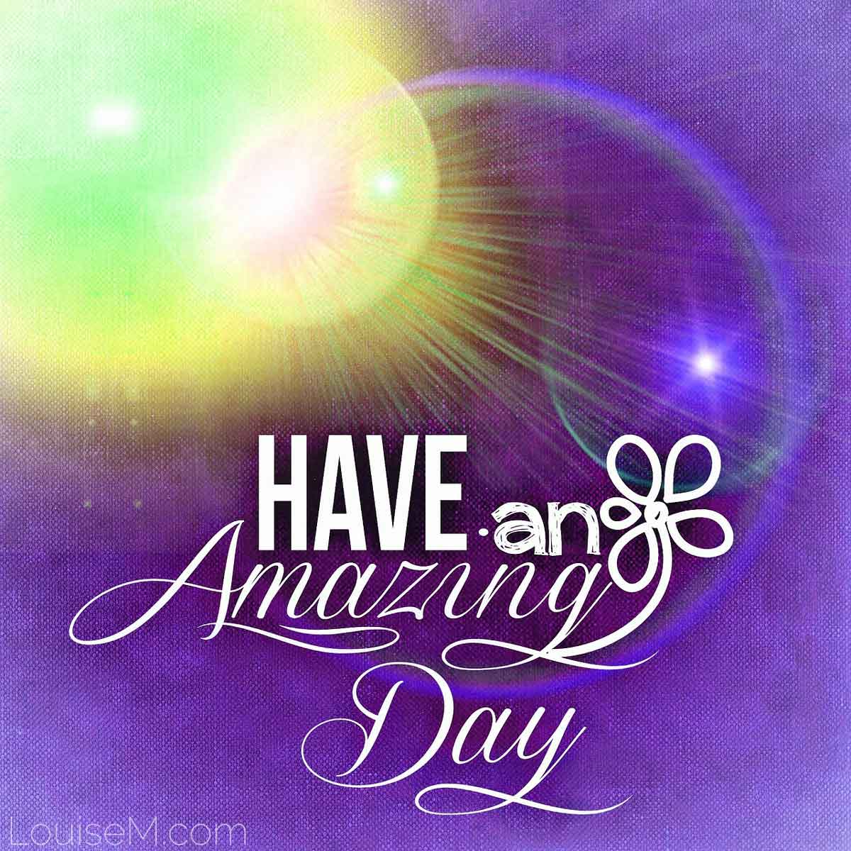 แสงตะวันสีเหลืองบนพื้นหลังสีม่วงบอกว่ามีวันที่น่าตื่นตาตื่นใจ