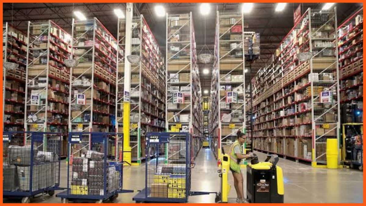 Uma imagem interna de um armazém da Amazon