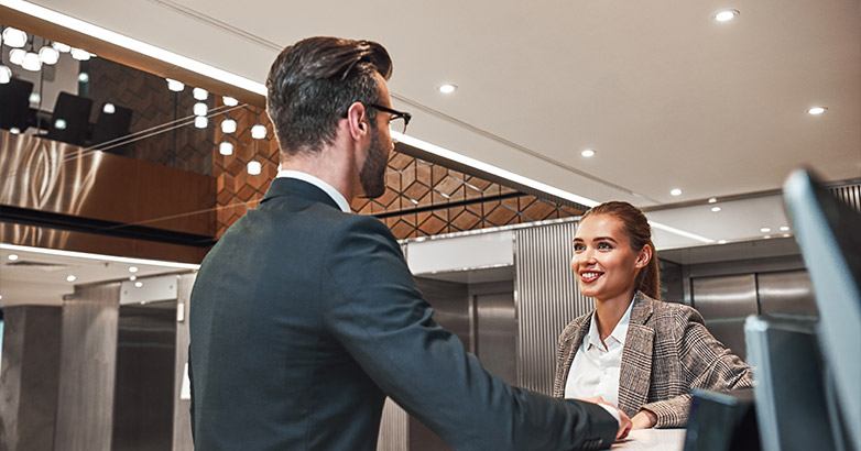 호텔에서 마지막 환대 및 관광 마케팅 트렌드에 대해 논의하는 사람들