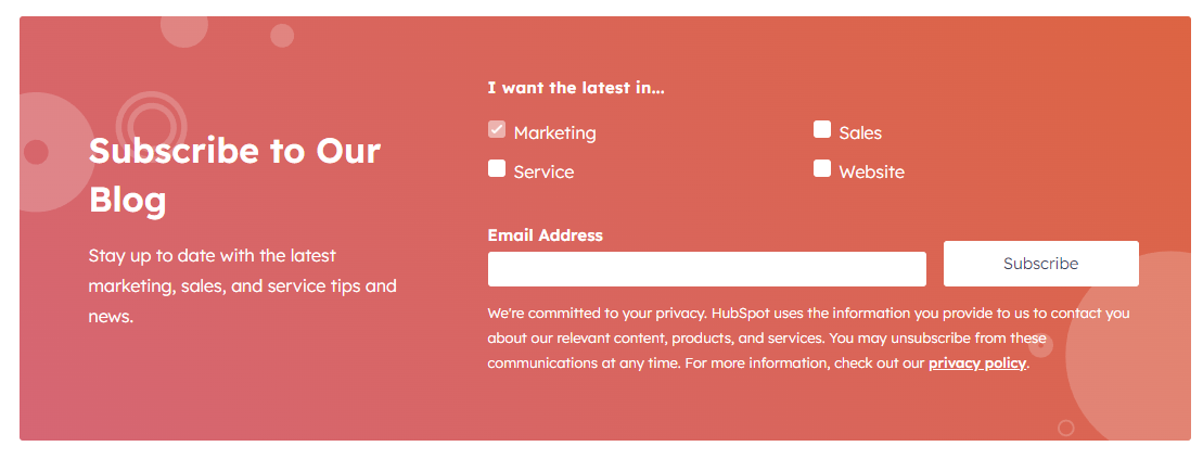 Captura de pantalla de un formulario de suscripción a un boletín informativo en Hubspot. El título dice "Suscríbase a nuestro blog", el texto debajo del título dice "manténgase actualizado con los últimos consejos y noticias de marketing, ventas y servicio". Hay 4 opciones para seleccionar "marketing, ventas, sitio web y servicio", y un cuadro para ingresar su dirección de correo electrónico