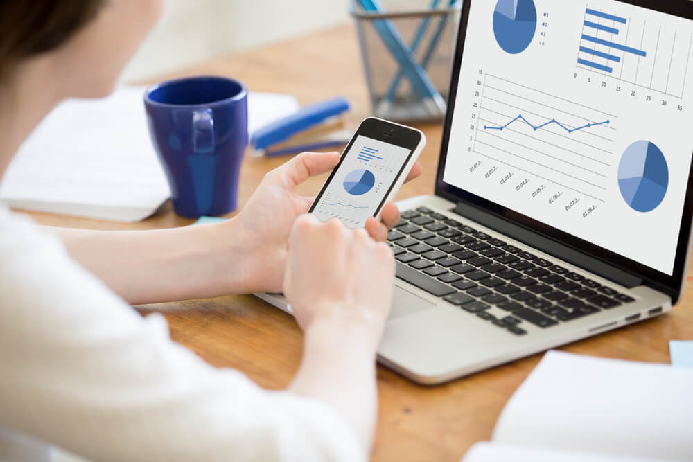 مسوق يراجع تقاريرها.