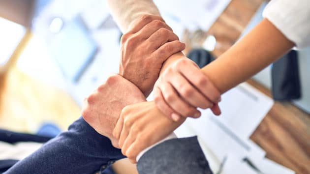 lucru în echipă-colaborare-victorie-motivare-sărbătoare