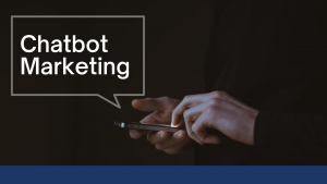 チャットボット マーケティング投稿のヘッダー画像。誰かが電話をしており、チャットボット マーケティングと書かれたテキスト ボックスが表示されています。