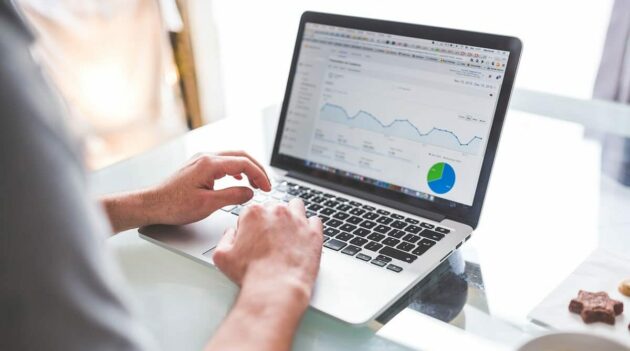 業務圖表辦公桌谷歌分析筆記本電腦營銷辦公室統計工作