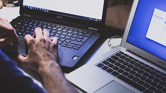 elektronik-büro-technik-schreibtisch-arbeit-computer-laptop