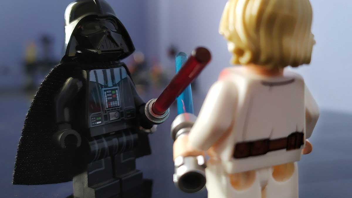 personagens de brinquedo Darth Vader e Luke Skywalker batalham bem contra o mal.