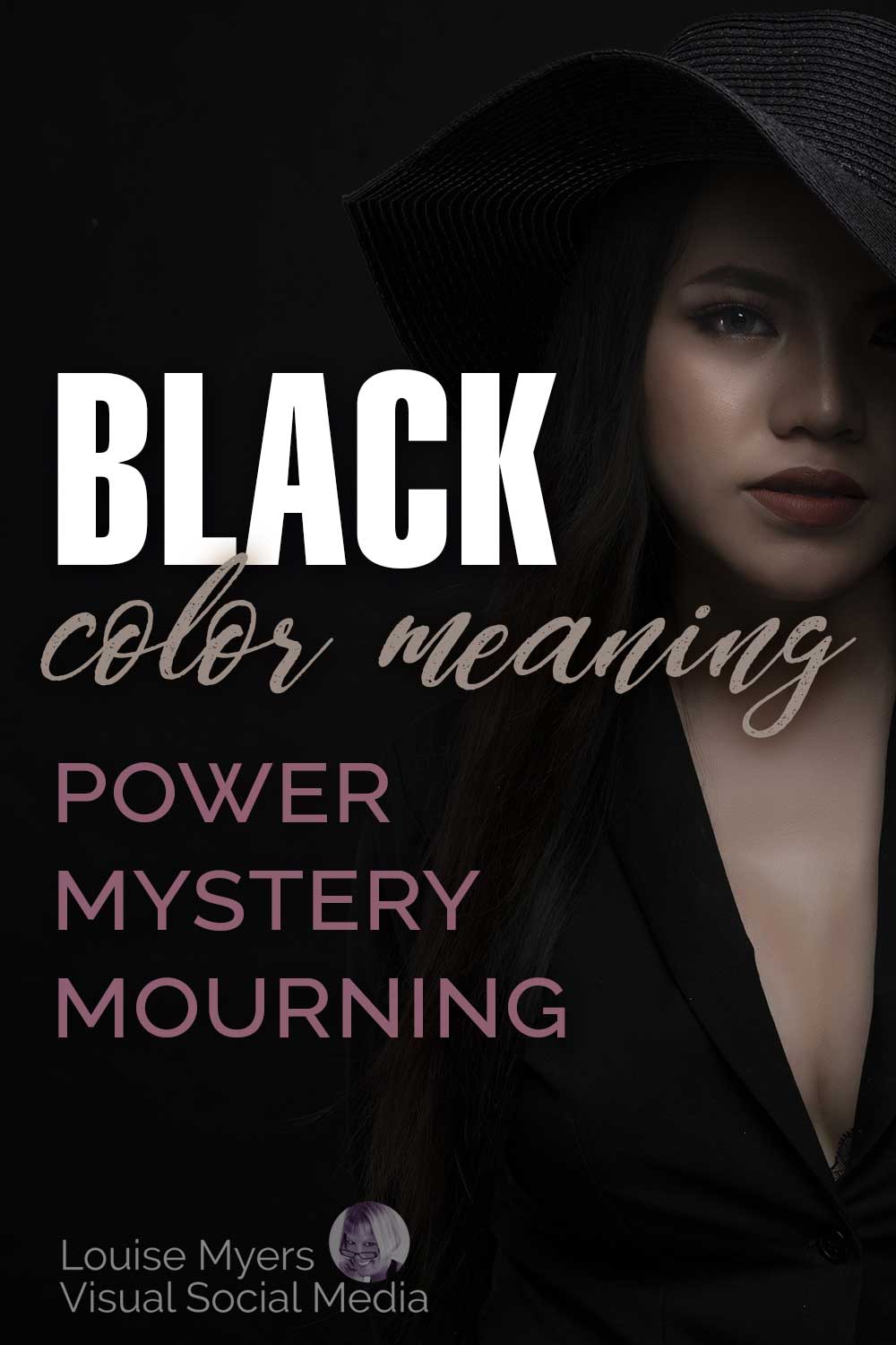 ผู้หญิงที่แรเงาและลึกลับในชุดดำตัดกับพื้นหลังสีดำพร้อมข้อความ ความหมายสีดำ พลังไว้ทุกข์ลึกลับ