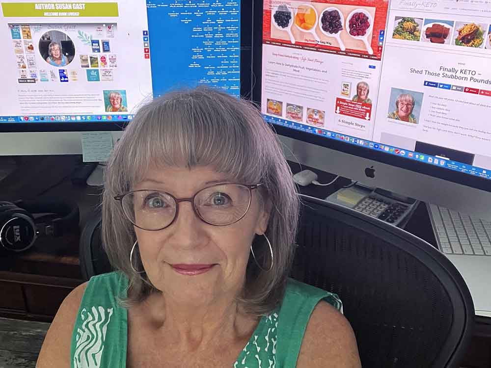 Susan Gast alla sua postazione di costruzione di siti web