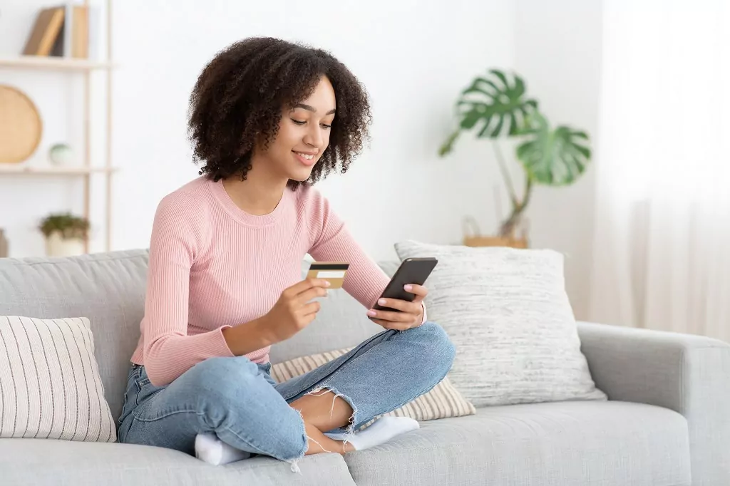 ชำระเงินในร้านค้าออนไลน์โดยใช้สมาร์ทโฟน