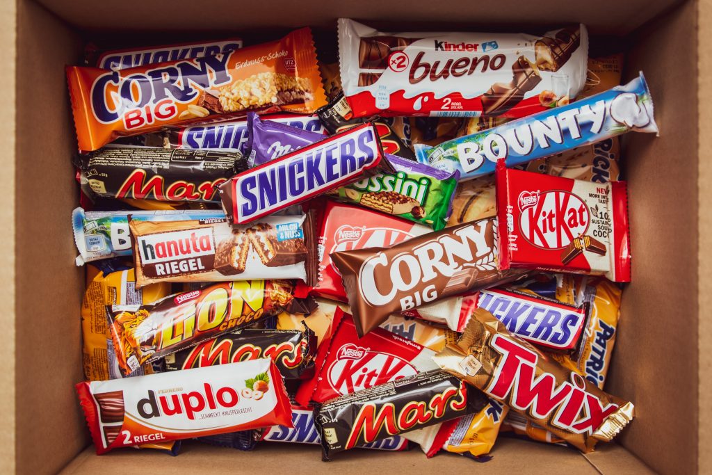 sélection de tablettes de chocolat avec des logos tels que Bueno, Snickers, Bounty, Mars