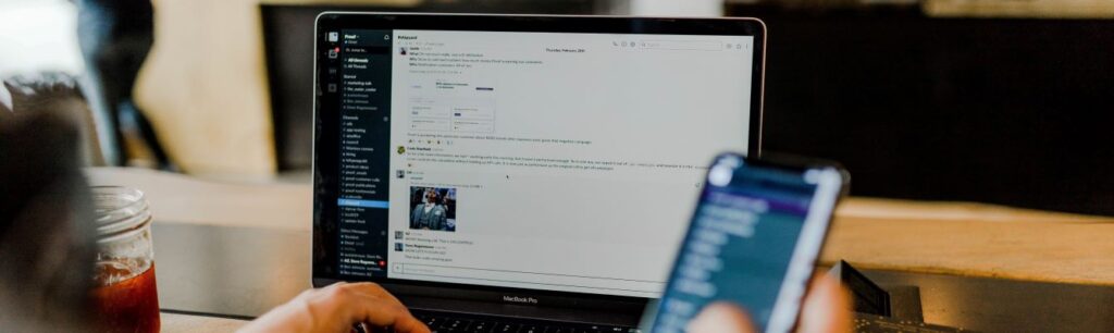 negocio de correo electrónico de computadora portátil y teléfono