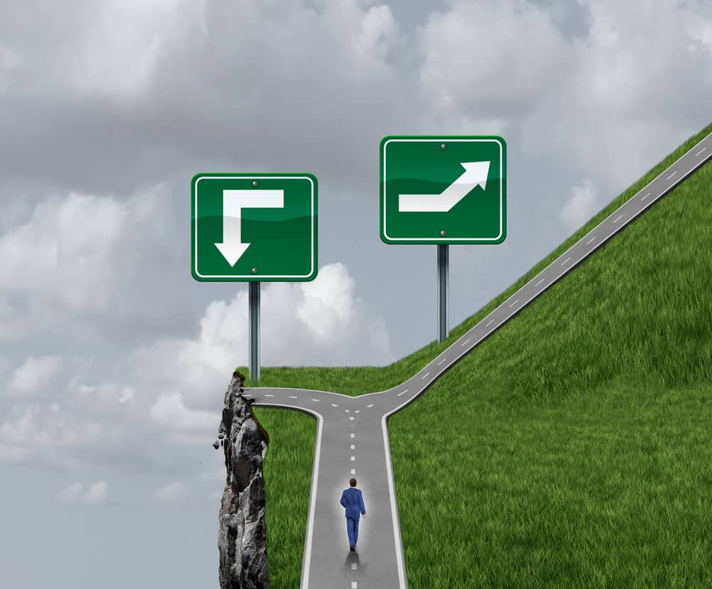 절벽에서 벗어나거나 도로에 머물기로 결정하십시오.