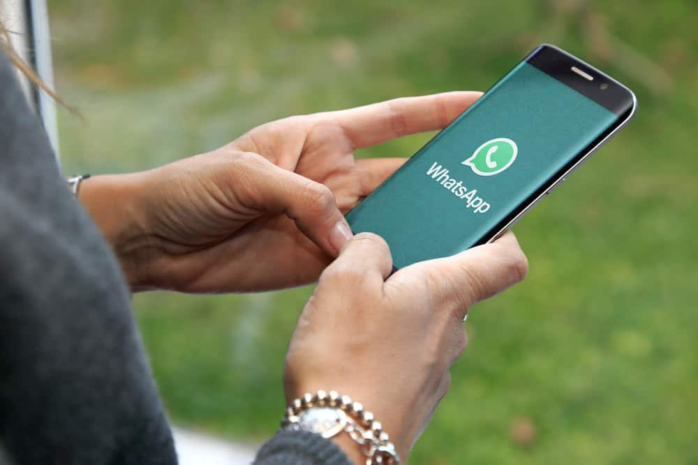 Orang yang menggunakan whatsapp di perangkat seluler