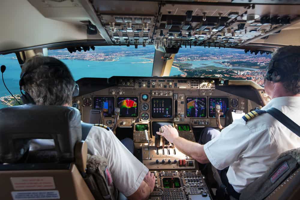Piloten im Cockpit, die Verkehrsflugzeuge fliegen