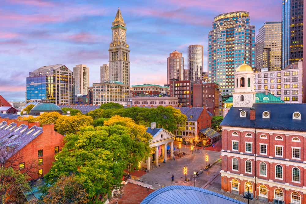Boston, Massachusetts, cakrawala AS dengan Faneuil Hall dan Pasar Quincy saat senja