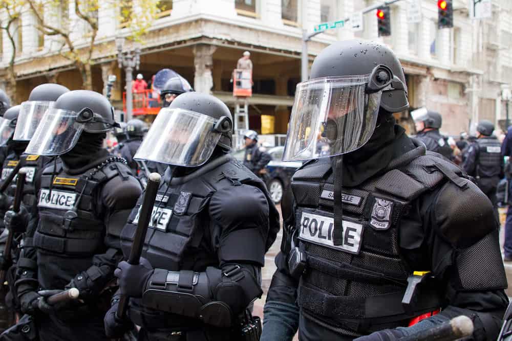 Poliția în echipament antidisturb în centrul orașului Portland, Oregon, în timpul unui protest Occupy Portland la prima aniversare a Occupy Wall Street, 17 noiembrie 2011