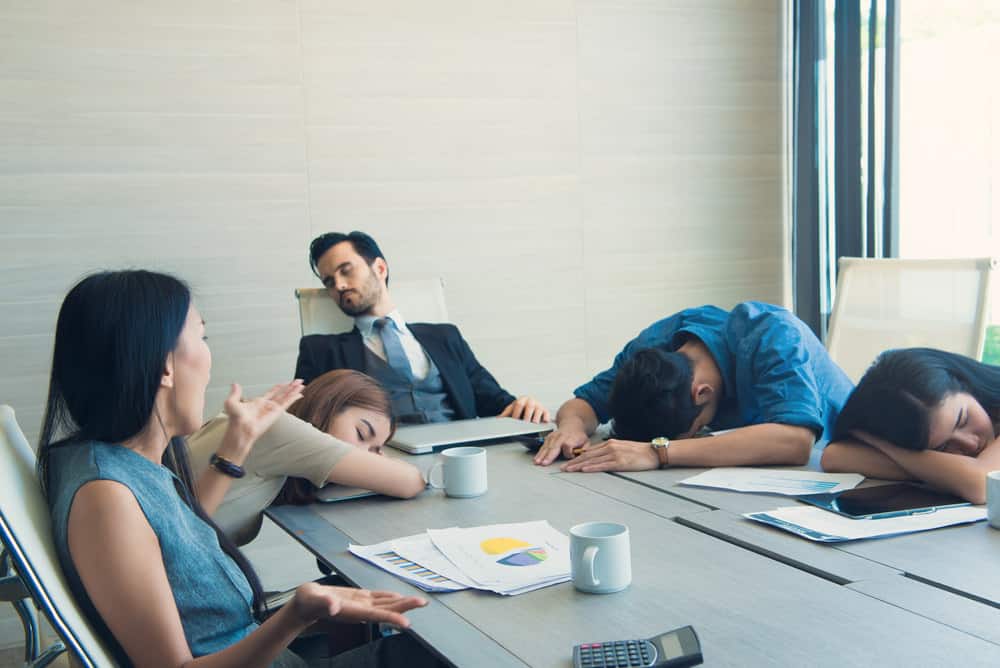 Persone annoiate in una riunione