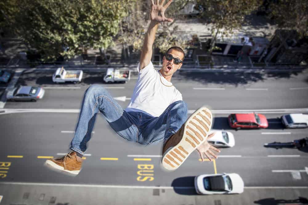 ผู้ชายตกตึก