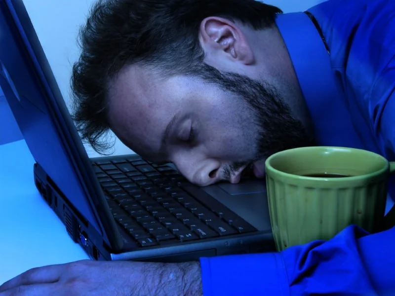 Mann, der am Laptop-Computer schläft Man sleeping at laptop computer