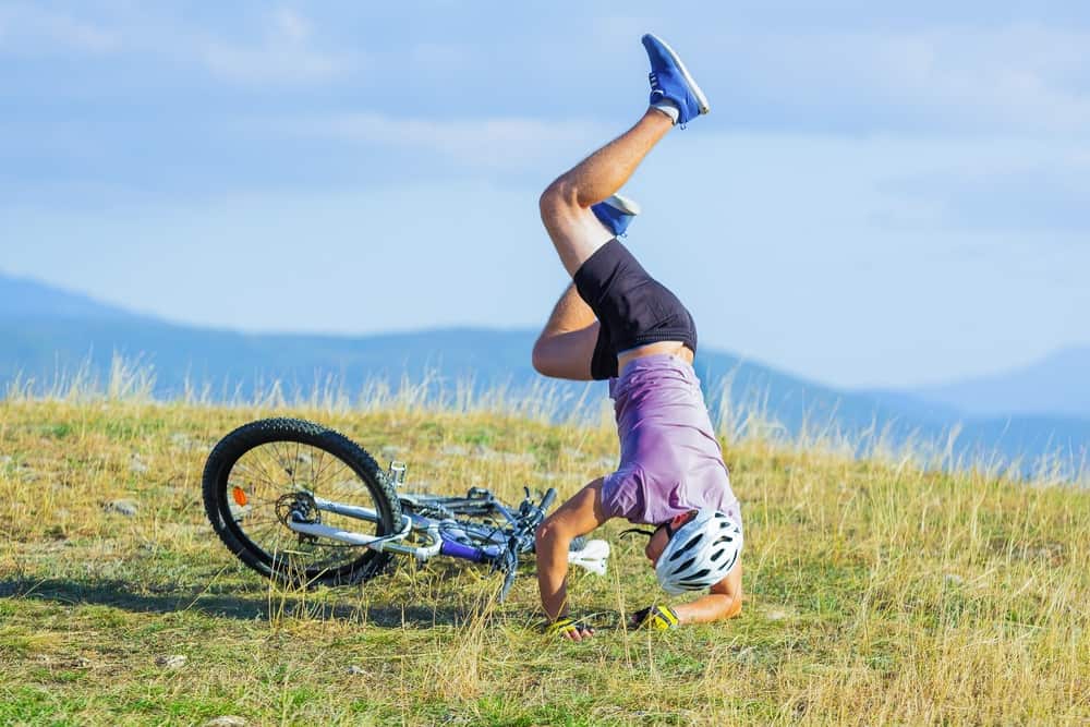 رجل يصطدم برأسه من على دراجة