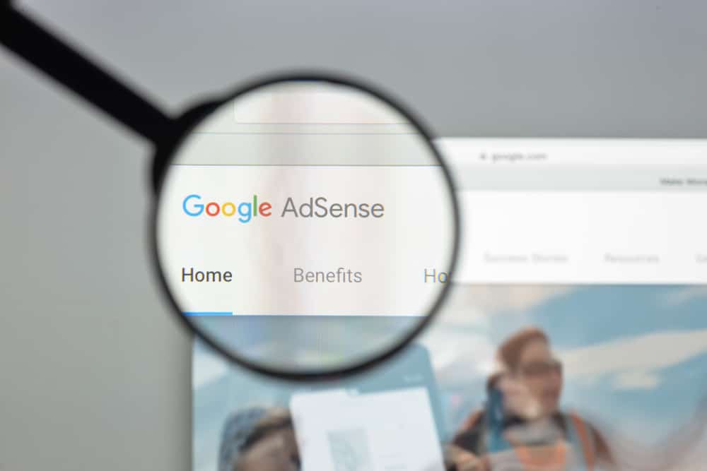 موقع على شبكة الإنترنت مع إعلانات AdSense
