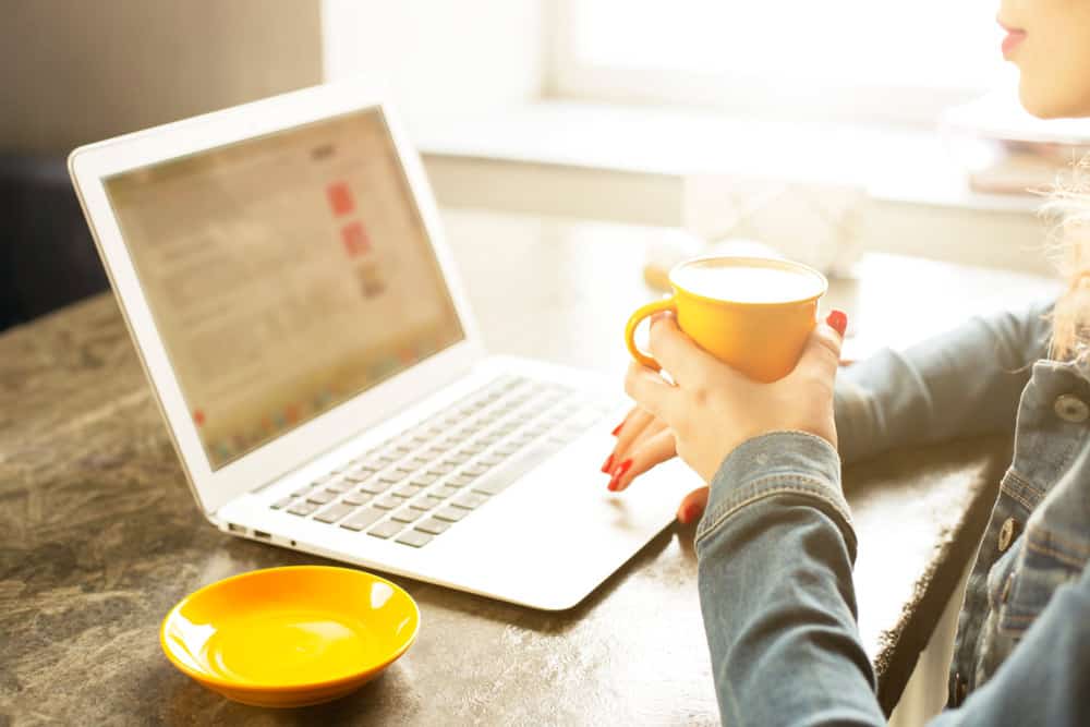 ผู้หญิงเขียนบทความบล็อกบนแล็ปท็อป